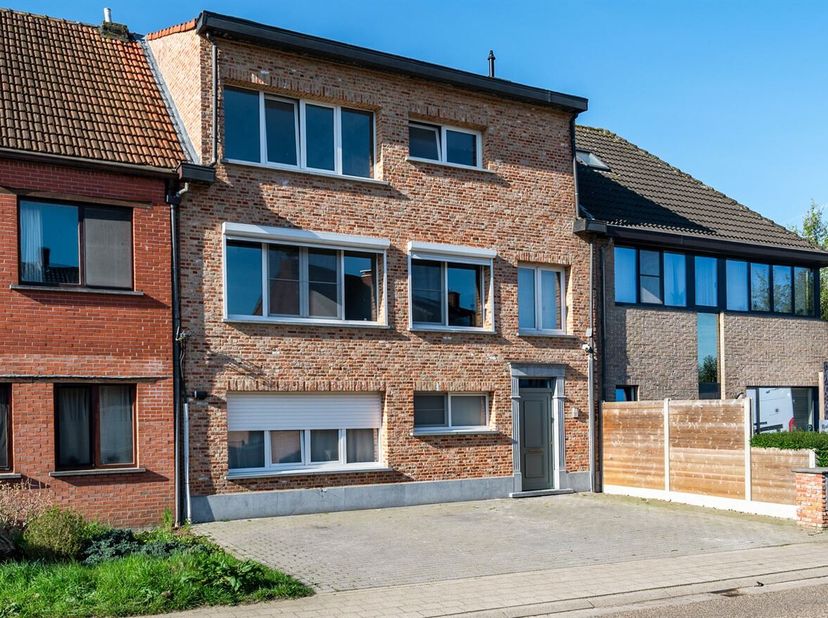 Appartement met 2 slaapkamers<br />
Dit op te frissen appartement met 2 slaapkamers is gelegen op de eerste verdieping en biedt een interessante oppor