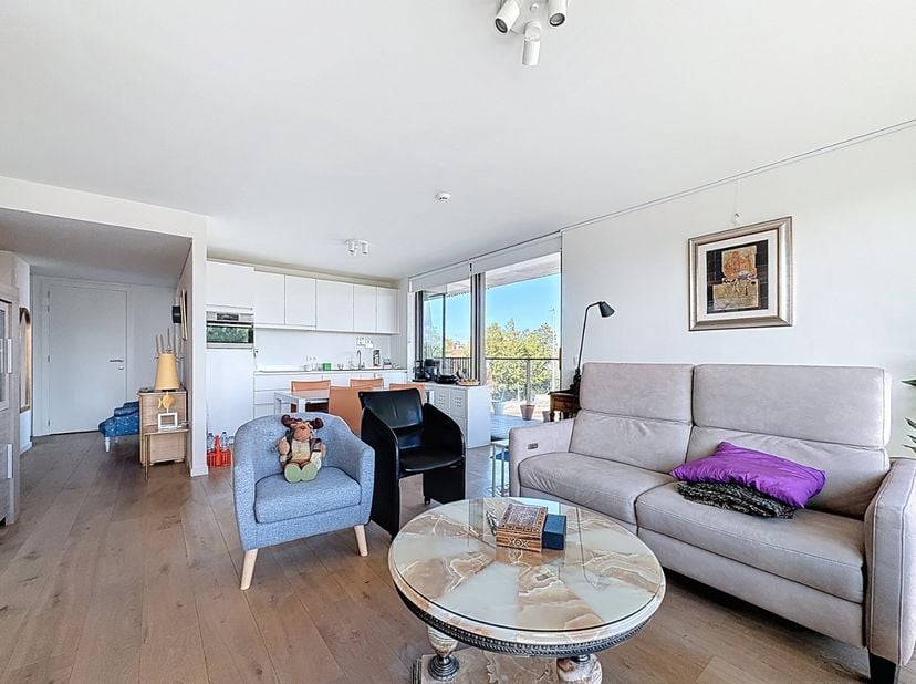 Op zoek naar comfortabel en zorgeloos wonen aan de kust? Deze moderne assistentiewoning (hoekappartement) combineert rust, luxe en een ideale ligging