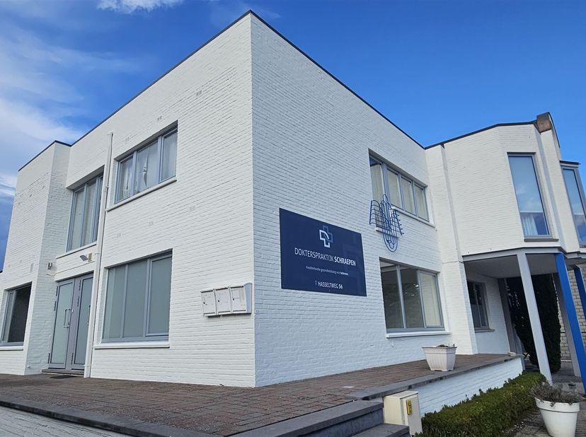 Uitzonderlijke investering met tal van mogelijkheden – praktijk, woning én opbrengsteigendom aan de Hasseltweg<br />
Ontdek deze volledig ingerichte