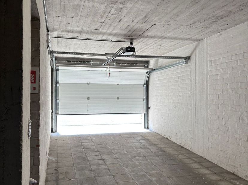 Vous recherchez une place de parking ou un espace de stockage sûr et facilement accessible à Gand ? Ce box fermé, situé au 285 de la Sint-Lievenspoort