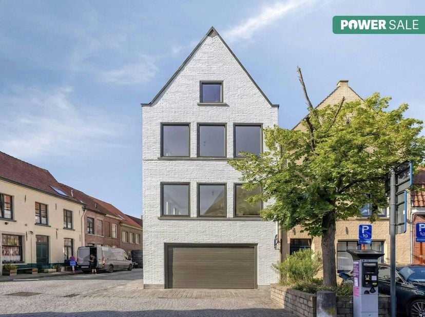 Dit unieke vastgoed in Brugge combineert een royale bewoonbare oppervlakte van 224 vierkante meter op een perceel van 121 vierkante meter met het mode