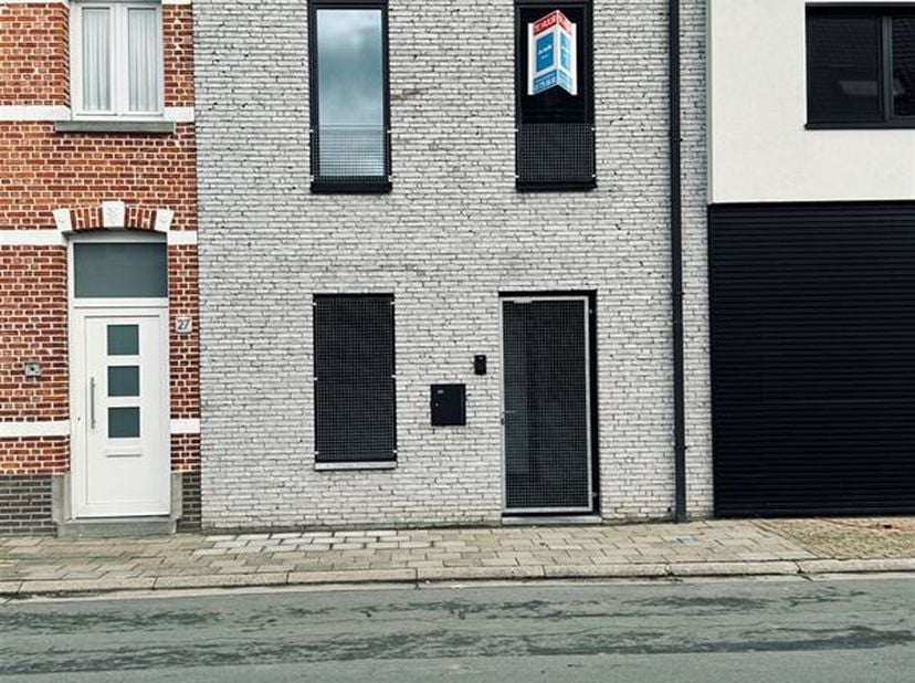 Deze gesloten bebouwing is gelegen nabij het centrum van Vrasene. U beschikt over een mooie ruime tuin met terras en een ruime berging.<br />
De indel