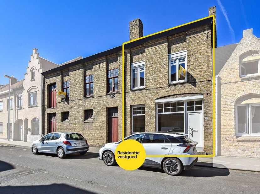 Charmante woning met veel potentieel in centrum Diksmuide op 248 m²!<br />
Op enkele meters van de grote markt, vinden we deze eigendom met herenhuis
