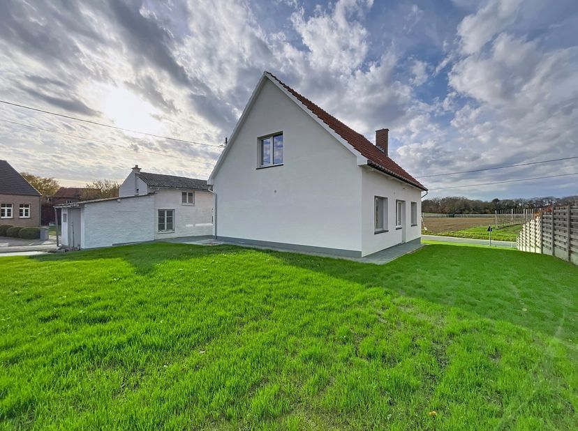 Instapklare woning op prachtig perceel met gunstige ligging en EPC B!<br />
Ontdek deze charmante en gerenoveerde woning, gelegen op een mooi perceel