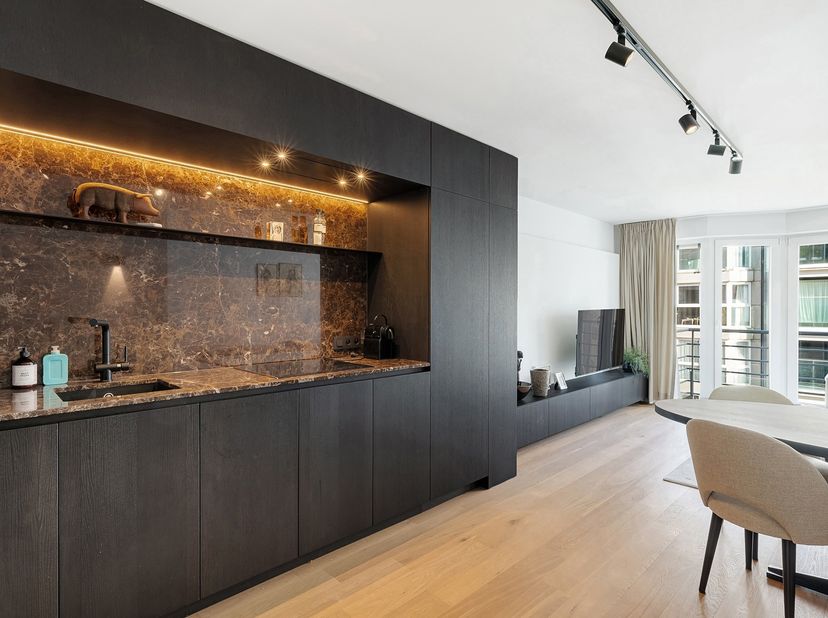 Instapklaar tweeslaapkamer-appartement (duplex) met terras, op een topligging vlakbij het Rubensplein (30 meter) en aan het Albertstrand.<br />
Het ap