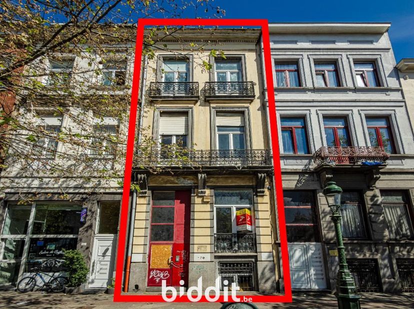 WOONHUIS<br />
<br />
Een woonhuis Gelegen Léopold II-laan, nummer 79, opp. 1a 65ca. Omvattende : 8 slaapkamers. N.g.k.i. 2.147€. Vrij van gebruik. Wo