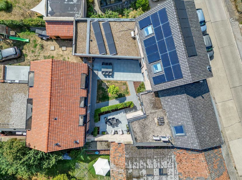 Deze recent volledig gerenoveerde woning aan de Genendries 15A in Riemst combineert hedendaags wooncomfort met een praktische indeling en een rustige