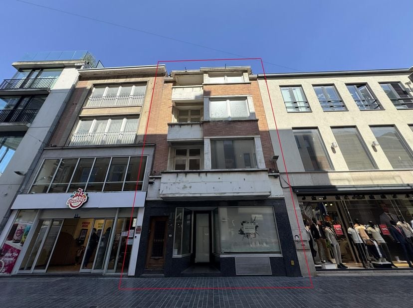 Handelspand op toplocatie "AAA ligging" Kapellestraat aan de voet van het Wapenplein - 82m² totale oppervlakte - 3 meter etalage - onmiddellijk beschi