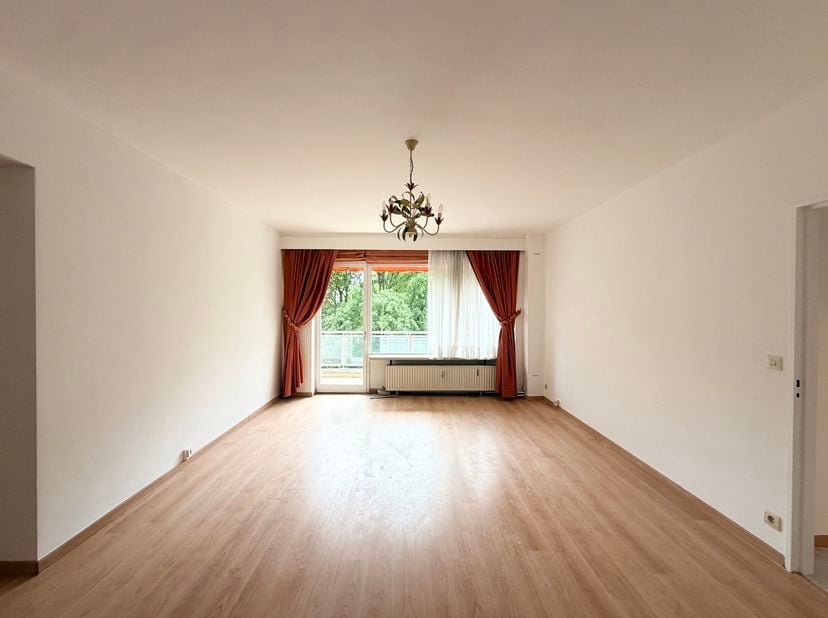 WOLUWE-SAINT-LAMBERT, ideaal gelegen vlakbij Roodebeek en Woluwe Shopping, in een aangename, lichte wijk: APPARTEMENT van ± 77 m² met TERRAS en de mog