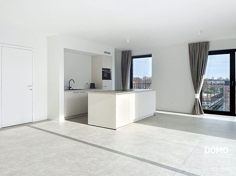 Heeft u interesse? Plan uw bezoek via onze website www.domovastgoed.be<br />
Dit prachtig appartement, gelegen op de derde en tevens bovenste verdiepi