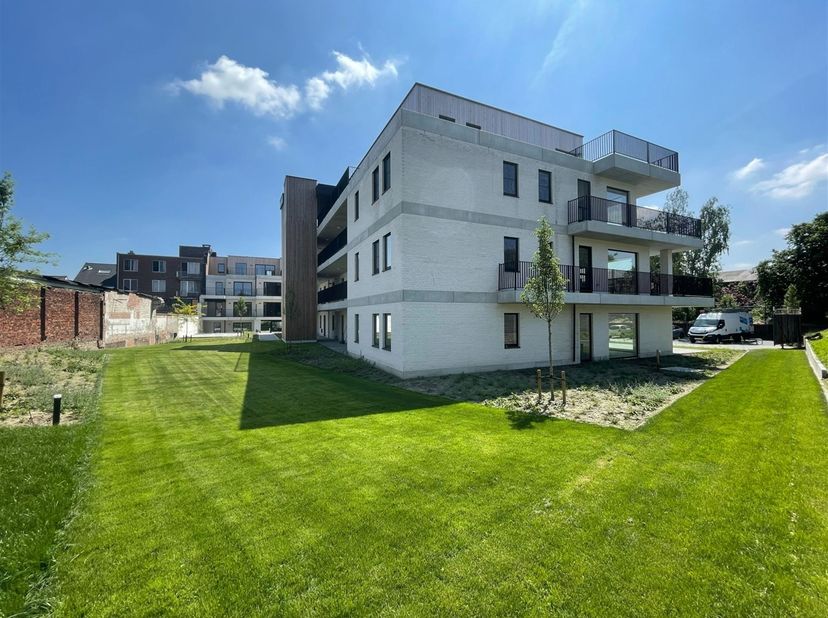 GELIJKVLOERS APP. MET 2 SLKS + RUIM TERRAS <br />
<br />
Residentie Hoppe dankt zijn naam aan de brouwerij die vroeger op deze locatie was gevestigd