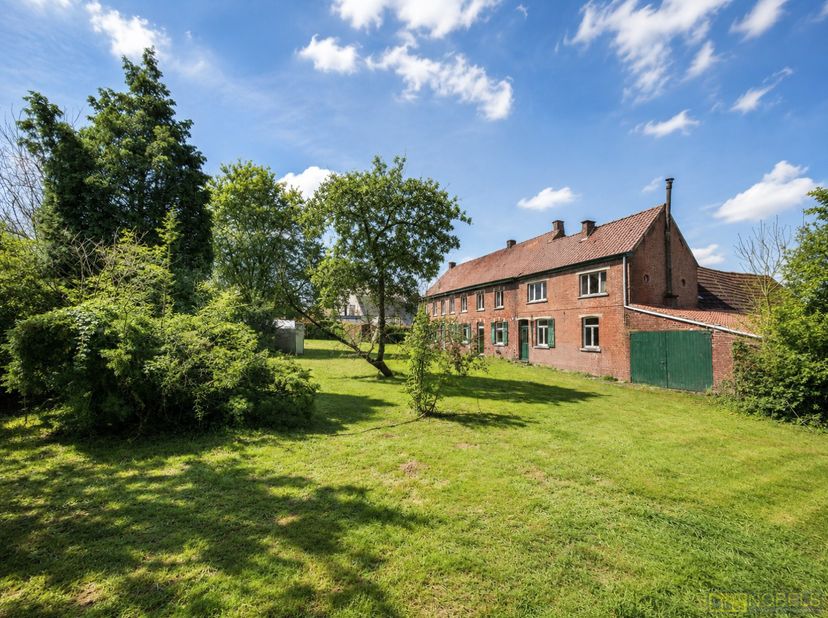 AUTHENTIEKE VIERKANTSHOEVE MET KNECHTENHUISJE op een uitgestrekt DOMEIN VAN MEER DAN 1 HECTARE, rustig gelegen in het landelijke Everbeek (Brakel). De