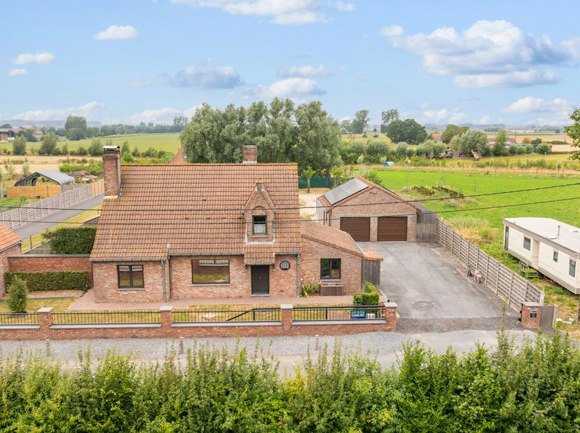 Deze ruime/alleenstaande woning op een perceel van 1.963 m² wordt u te koop aangeboden.<br />
Via de ruime inkomhal betreden we de woning met aansluit