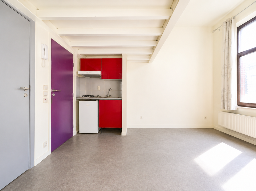 À deux pas du centre de Wavre, découvrez cette opportunité rare un duplex idéal pour investissement, offrant une rentabilité immédiate.<br />
Pour un
