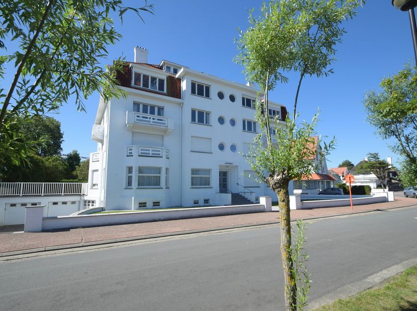 Gerenoveerd hoekappartement heel rustig gelegen te Knokke, genietend van een uitgestrekt zicht op het Zegemeer. Indeling: Inkomhal met vestiaire en ga