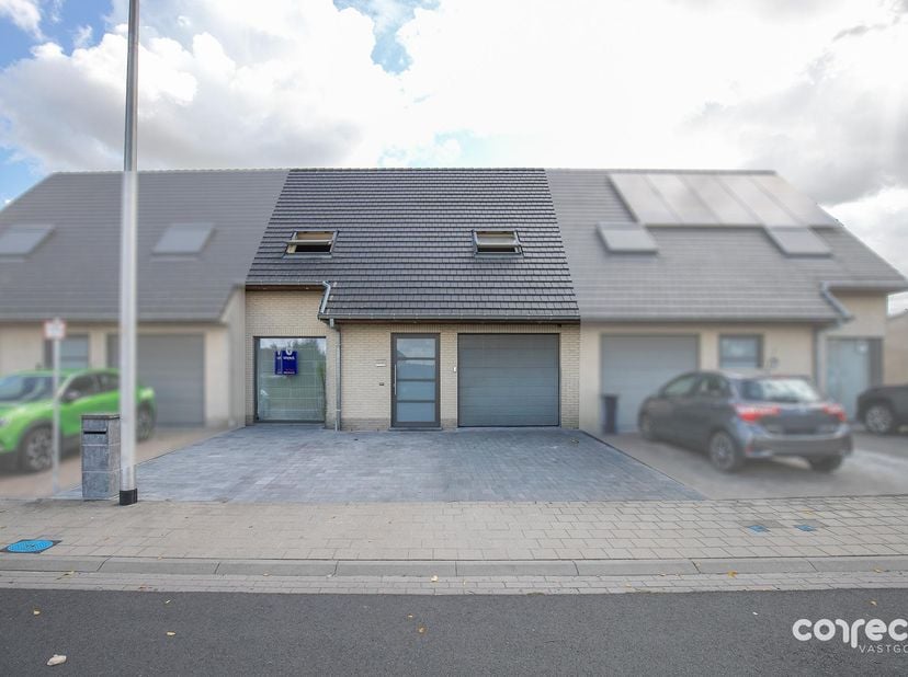 Rustig gelegen woning met 3 slaapkamers.<br />
<br />
Deze recente instapklare woning gelegen te Moere omvat op het gelijkvloers de inkomhal met toi