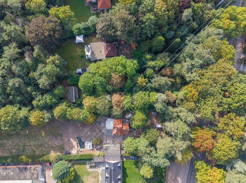 Bouwgrond / grondig te renoveren woning op 7.106m² grond.<br />
Bouwen of renoveren aan 6% BTW mogelijk*!<br />
Indien afbraak en heropbouw voor nieuw