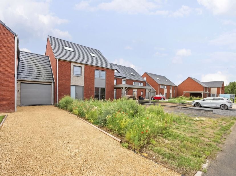 In Lens, naast Chièvres: <br />
Energiezuinige woning nummer 2 (LOT 2) in traditionele bouw met carport, terras en tuin<br />
Beschrijving:<br />
O