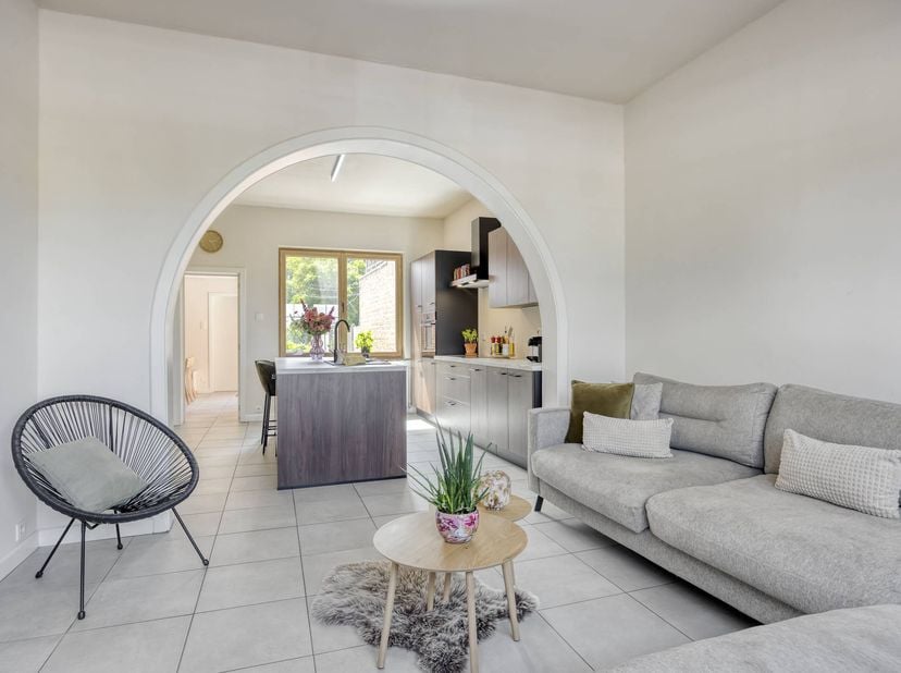 Deze charmante stadswoning werd grondig gerenoveerd en vormt vandaag een mooi harmonieus geheel. Achter de karaktervolle gevel schuilt ca. 190 m² bewo
