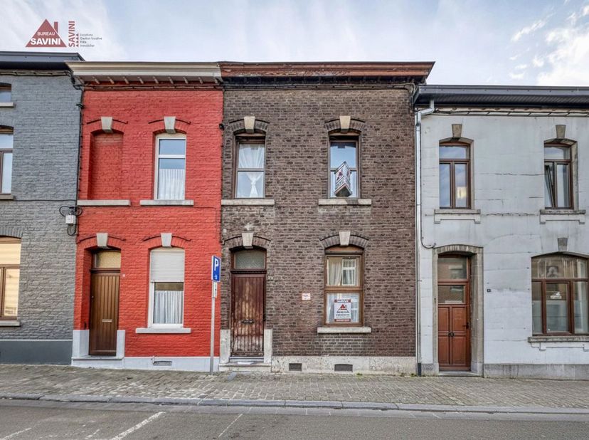 Marchienne-au-Pont - À VENDRE - Une maison familiale de 100 m2 proche de toutes les commodités<br />
Elle se compose au rez-de-chaussée d'un hall dent
