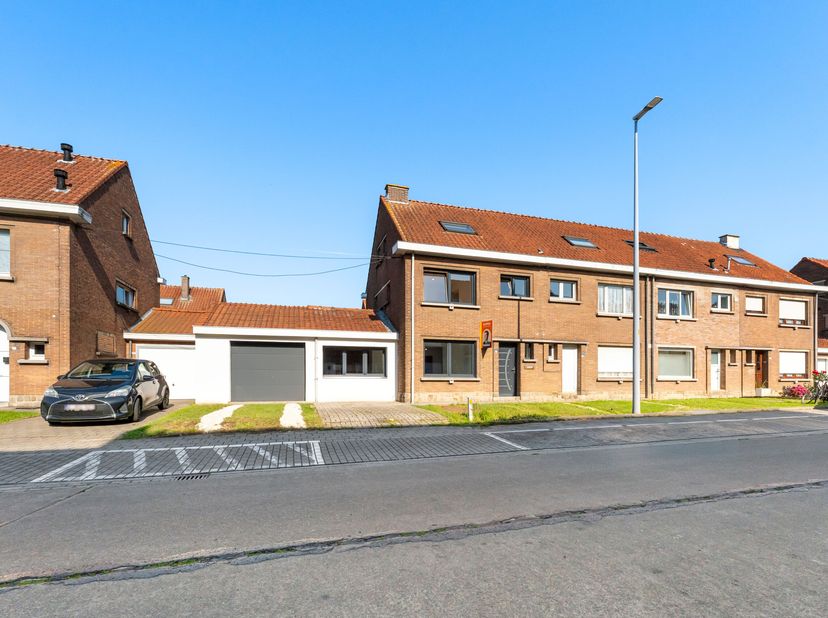 Volledig gerenoveerde woning te koop in Menen!<br />
Bij binnenkomst betreed je de woning via de ruime inkomhal.<br />
Verder vind je de grote open le