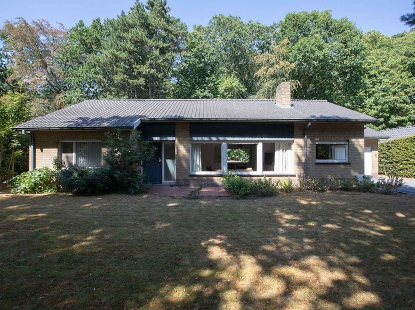 RESIDENTIEEL GELEGEN BUNGALOW - <br />
<br />
Deze gunstig gelegen bungalow heeft heel wat troeven: residentiële ligging in het groen, tal van winkels