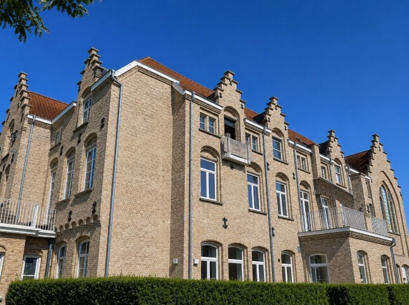 gelegen in het prachtige historische gebouw residentie 't Keizershof in Diksmuide, zijnde een voormalige school met klooster en kapel<br />
<br />
in