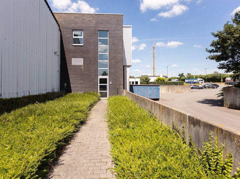 Ruim bemeubeld kantoor op het eerste verdiep (140 m²) <br />
<br />
Indeling:<br />
- Onthaalruimte (20 m²)<br />
- Directiebureel (35 m²)<br />
- Lan
