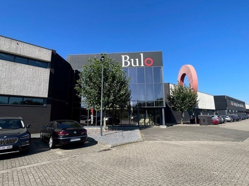 685m² de bureaux aménagés et équipés au rez-de-chaussée avec 360m² d'espace de stockage avec porte<br />
Emplacement : E19 à 2km et arrêt de bus à 650