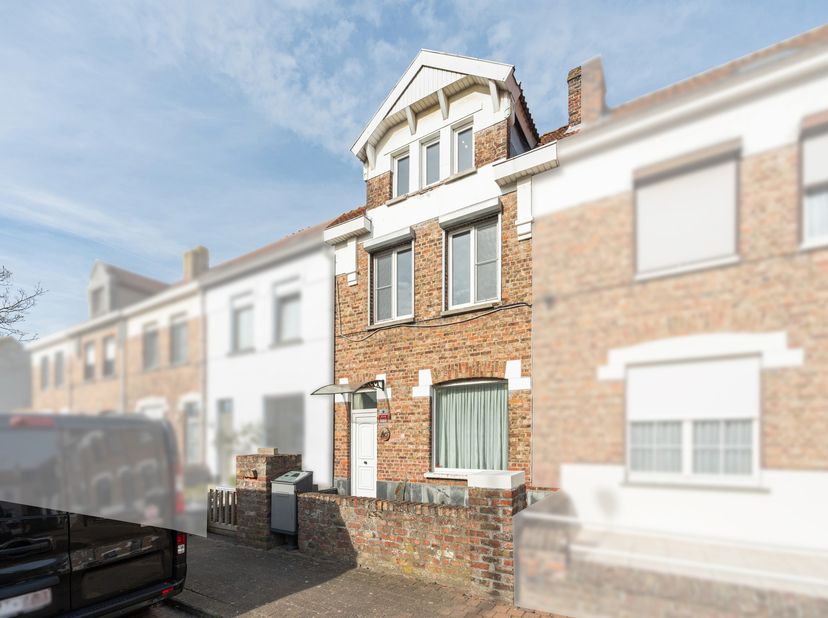 Deze charmante woning in Blankenberge verwelkomt je met een prachtige voorgevel die meteen in het oog springt. Via de inkomhal betreed je de volledig