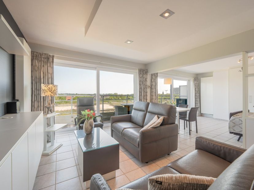 Droomt u van wonen of genieten aan de Belgische kust, op slechts enkele stappen van het strand? Dan is deze verrassend ruime studio van 62,6 m² absolu