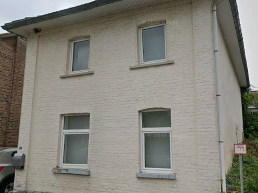 Middelgrote woning&amp;nbsp; bestaande uit : gelijkvloers : living, keuken, badkamer met WC en CV. 1 ste verdiep : zitkamer, 2 slaapkamers en trap. Kelder