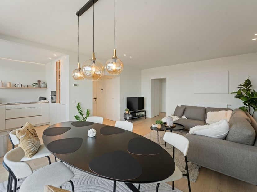 Zeezicht, open vergezichten en een stijlvolle afwerking  dit volledig gerenoveerde doorloopappartement met twee slaapkamers in Bredene biedt een harmo