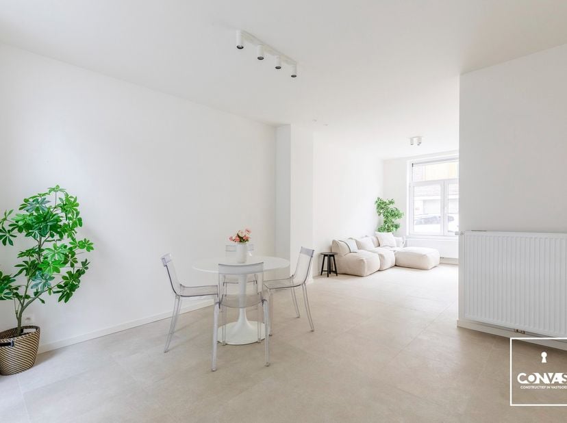 Deze volledig gerenoveerde woning met drie ruime slaapkamers is gelegen op fietsafstand van het Gentse stadcentrum (2,5km).<br />
<br />
Via de inkomh