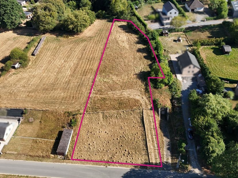 Très beau terrain à bâtir, situé sur les hauteurs d’Hermeton-sur-Meuse, bénéficiant d’un environnement verdoyant et d’une situation particulièrement a