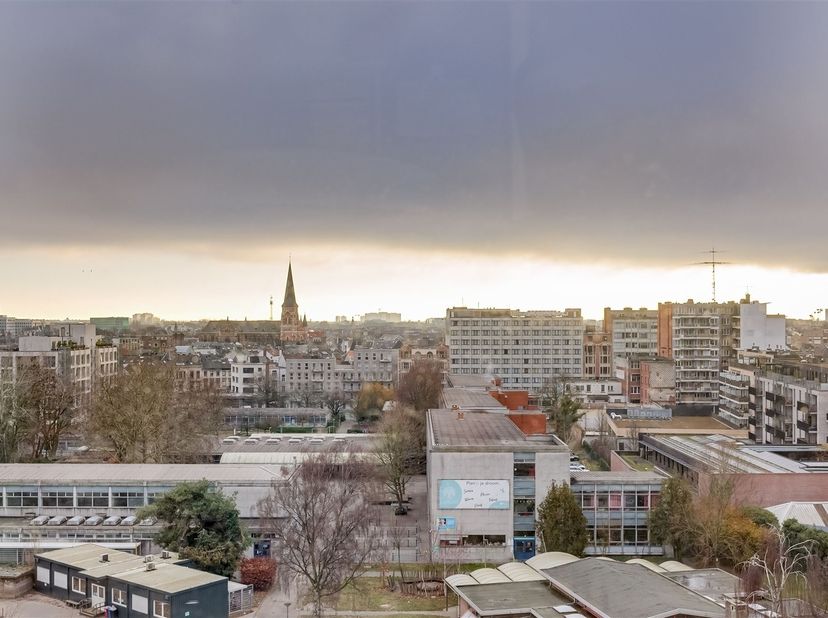 Dit 2-slaapkamerappartement met terras en kelder bevindt zich op de 8e verdieping van de Bleekhofstraat 117 in Antwerpen-Borgerhout. In de directe omg