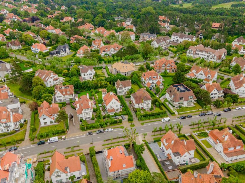 Volledig te renoveren of nieuw te bouwen villa op slechts 200 meter van het Albertplein en het strand van Knokke-Zoute. Rustig gelegen in de driehoek