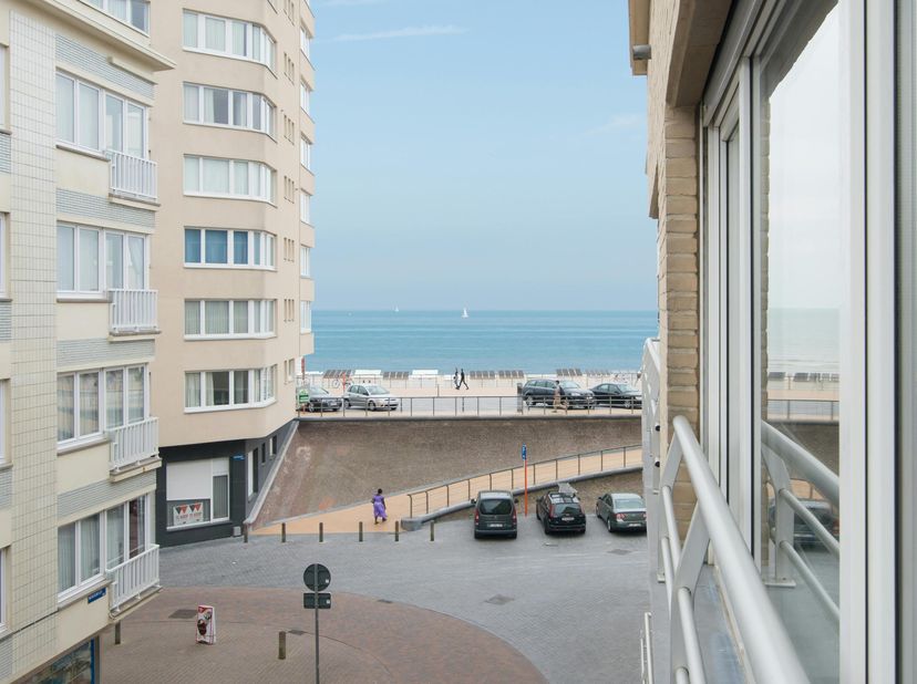 Appartement spacieux et confortable d'une chambre avec vue latérale sur la mer dans un endroit calme à Mariakerke, près de la plage et de la mer, situ