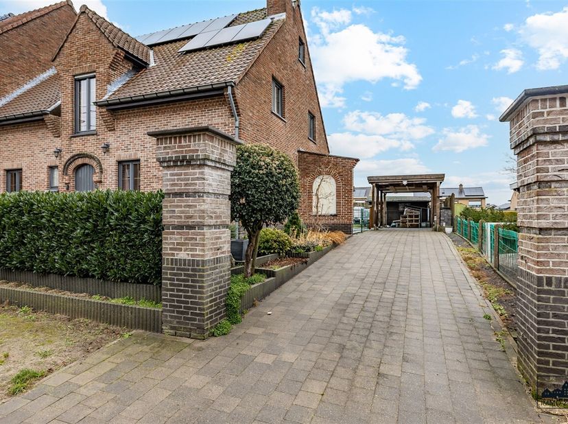 In een rustige en gegeerde, autoluwe straat te Elversele, op wandelafstand van de Durme en vlak bij de dijk, bevindt zich deze ruime en brede halfopen