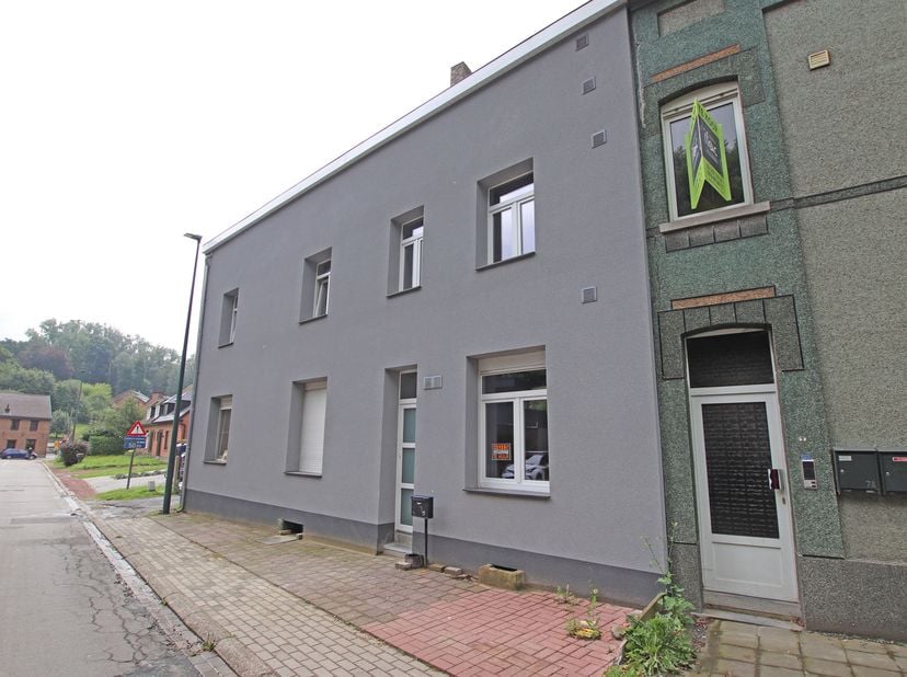Een bezoek is enkel mogelijk na het invullen van volgend formulier: https://kdc-immo.mijnhuurprofiel.be/whise/7703068.<br />
Opgefriste 2-gevelwoning