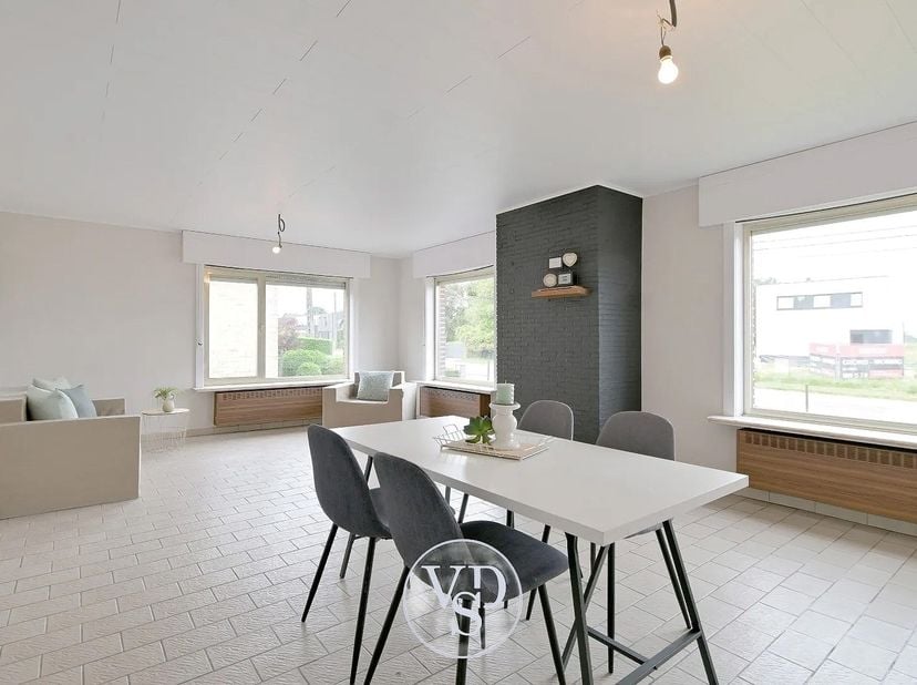 Deze ruime (net geen 200m²) opgefriste woning verwelkomt u met een inkomhal, een ruime en lichtrijke leefruimte, een afzonderlijke keuken, een badkame