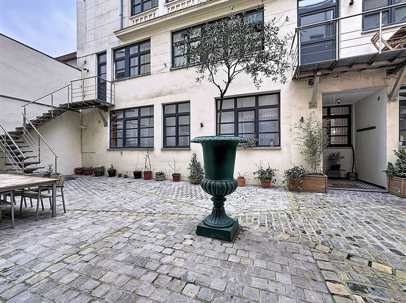 Au coeur de Bruxelles, dans une cour intérieure calme, découvrez cet appartement de caractère de +/-100 m², récemment rénové et prêt à emménager.<br /