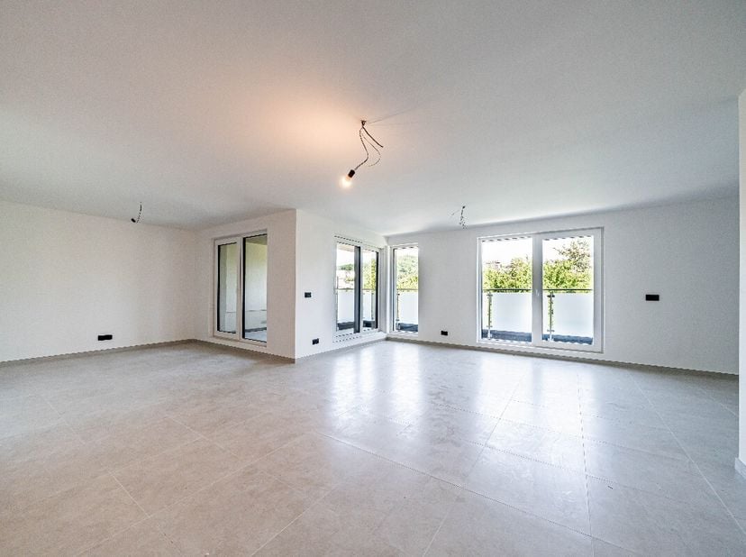 ERA B-LUX a le plaisir de vous proposer à la vente ce superbe appartement neuf situé au 1er étage dune résidence contemporaine construite en 2026.Idéa