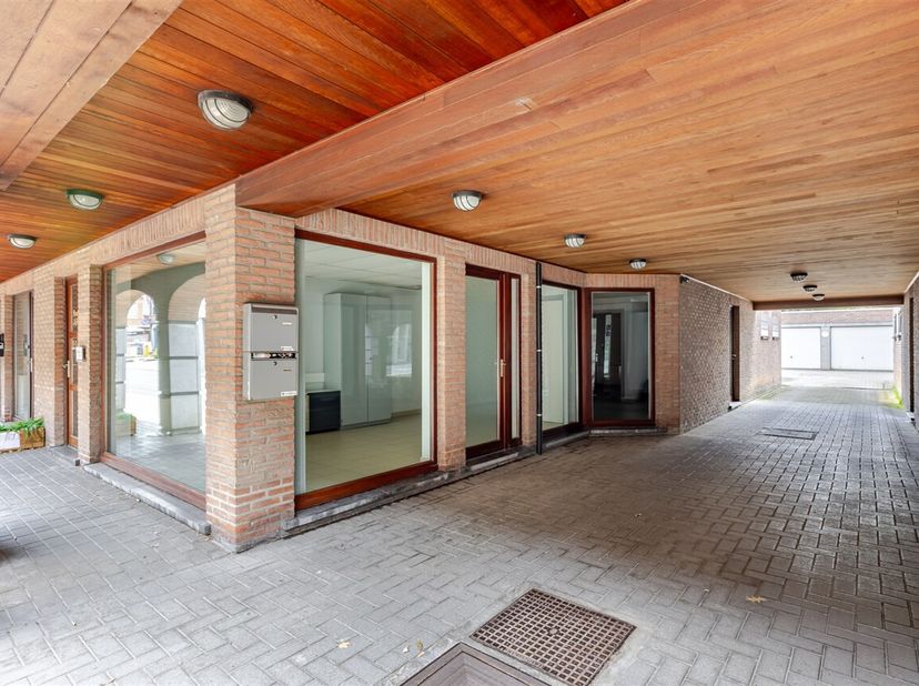 Dankzij de functionele indeling (met o.a. 2 aparte toegangsdeuren) en de ruime oppervlaktes leent deze eigendom (met 3 gevels) zich perfect voor een z
