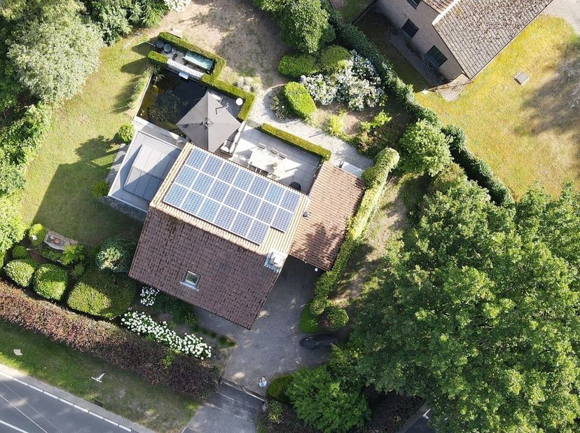 Charmante woning op een prachtig groen perceel van ca. 896 m² in Brecht.<br />
Bent u op zoek naar een gezellige woning met een prachtige tuin, een ru