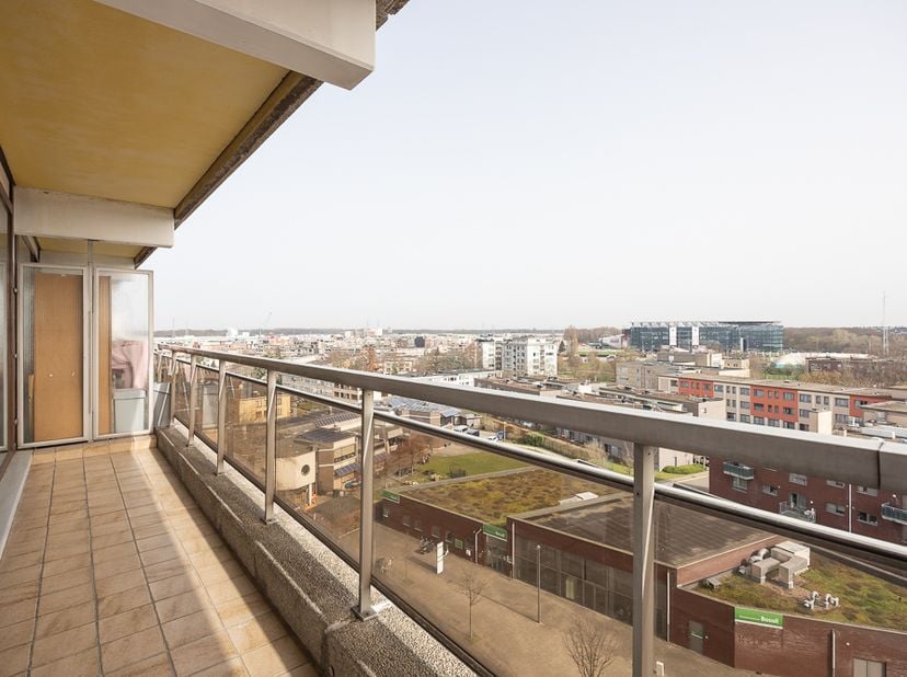 OP TE FRISSEN APPARTEMENT MET 2 SLAAPKAMERS -<br />
<br />
Op zoek naar een betaalbaar appartement met potentieel op een gunstige ligging? Dit apparte