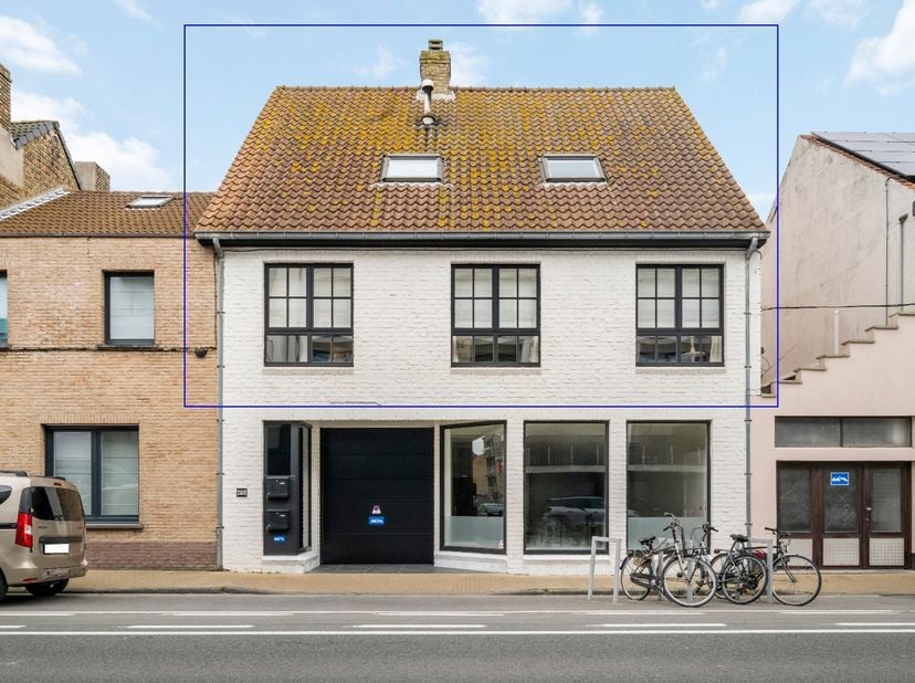 Oostende-Mariakerke, uiterst charmant en sfeervol ruim duplexappartement met uitzonderlijk groot zonneterras (130m²). Ideaal gelegen op wandelafstand