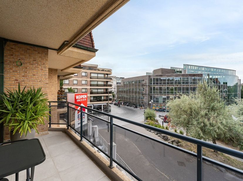 Stijlvol appartement in het centrum van Koksijde met open zicht en zongerichte ligging. Dit prachtig gerenoveerd appartement combineert comfort, ruimt
