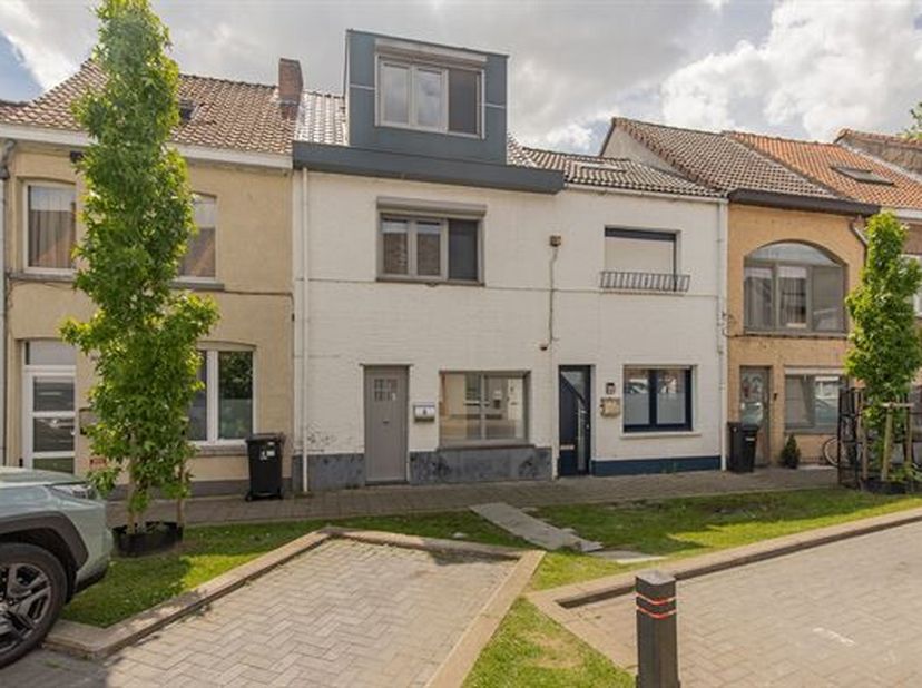 INSTAPKLARE, ENERGIEZUINIGE, KWALITATIEVE EN GEZELLIGE WONING MET 3 SLAAPKAMERS, TERRASSEN, ZUID-WEST-GEORIËNTEERDE TUIN EN FIETSENBERGING.<br />
 Cen