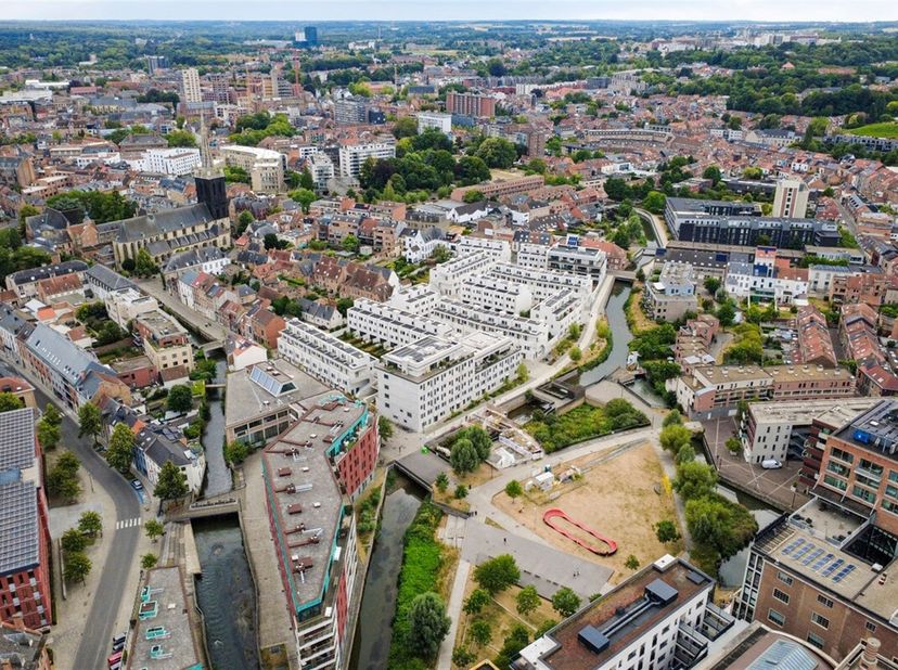 In de vernieuwde stadswijk DijleDelta-Bottelarij, gelegen tussen het Klein Begijnhof en de bruisende Vaartkom, bieden wij u met trots deze multifuncti